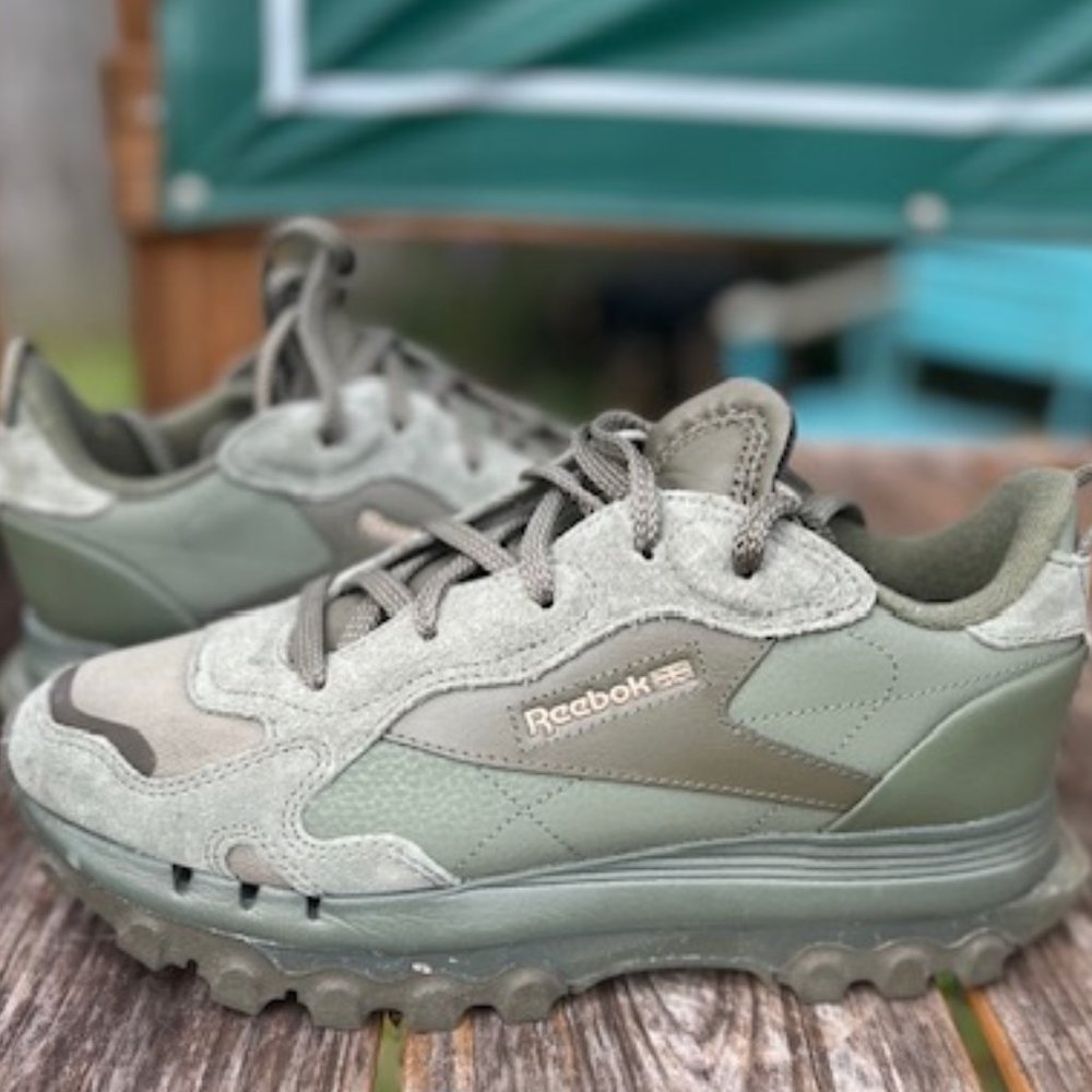 CARDI B HUNTER GREEN SNEAKERS SIZE 8.5